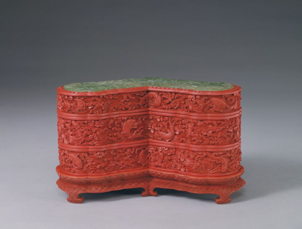 图片[1]-Double-layer box with jade chime inlaid in red falling flowers and swimming fish-China Archive